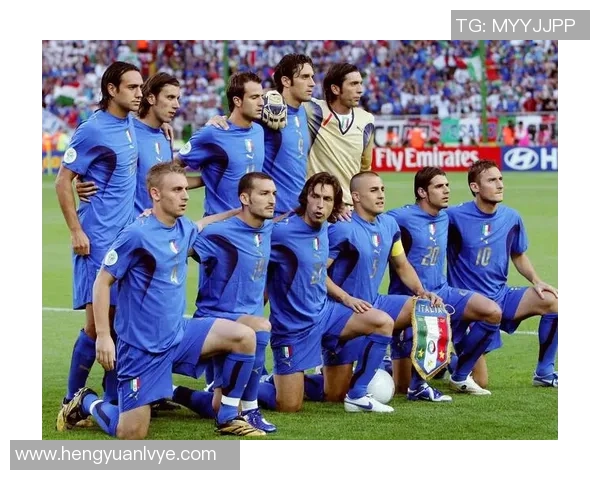 四大足球巨星齐聚一堂 经典合照彰显球场荣耀与友谊