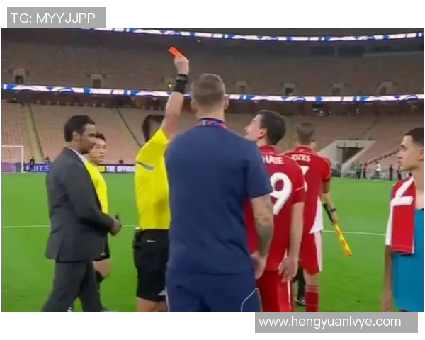 球星在激烈足球比赛中因一次意外动作捡到黄牌引发全场热议